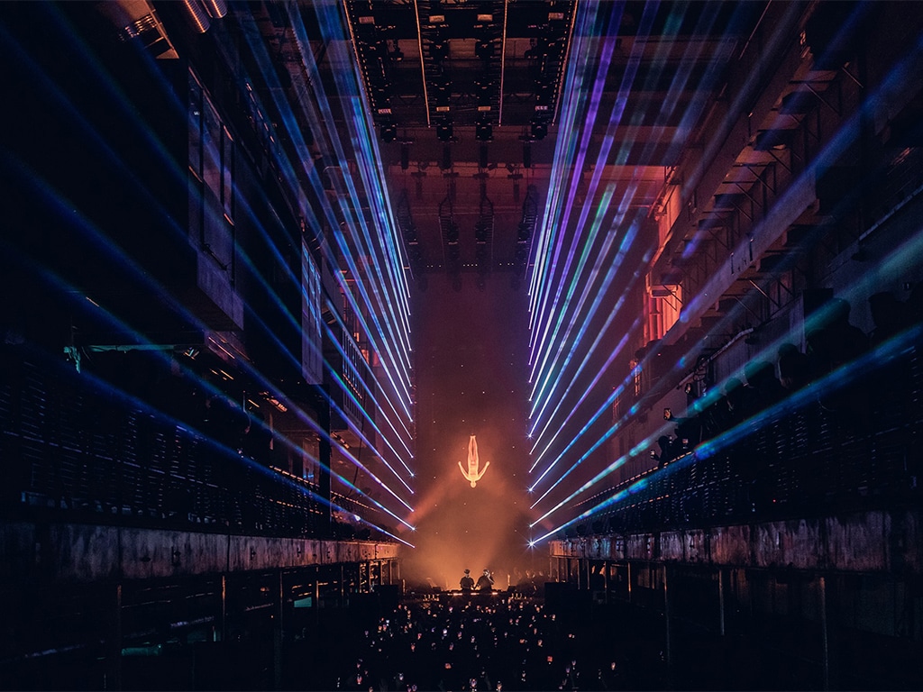 Afterlife London'da dj sahne şovu kalabalık katılımcı ve ışık gösterisi