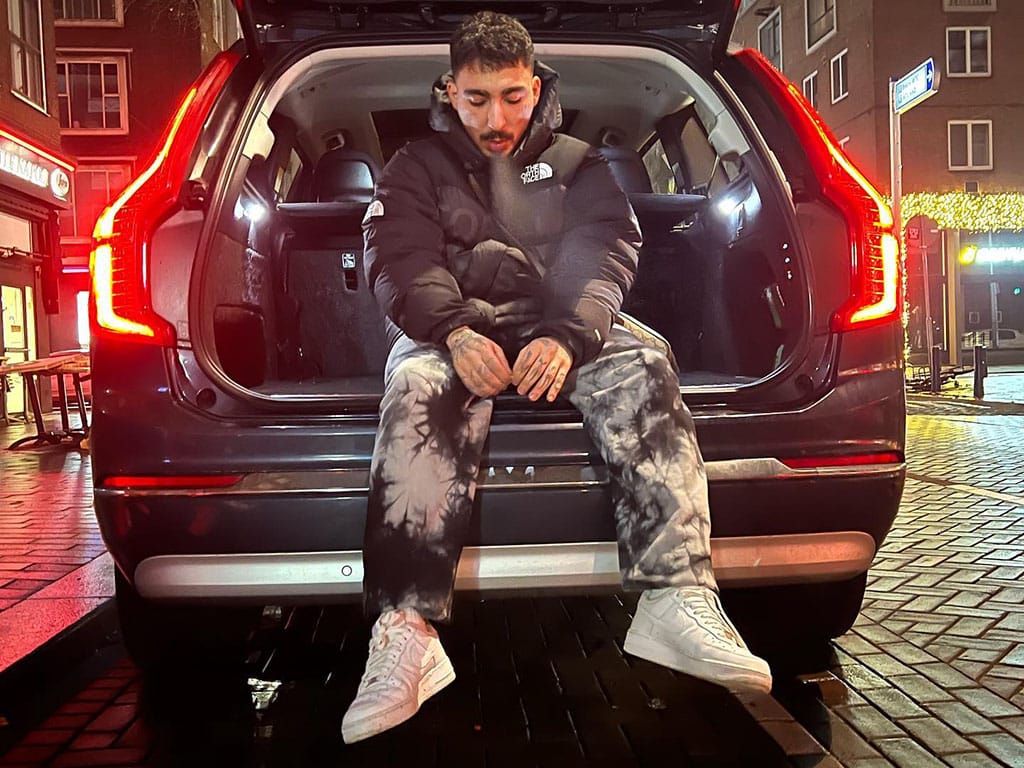 Uzi Kimdir? Şarkıları ve Albümleri - Biletino Blog