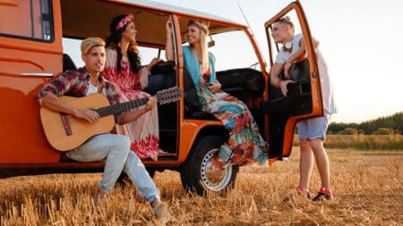 Gençler karavan ile tatilde