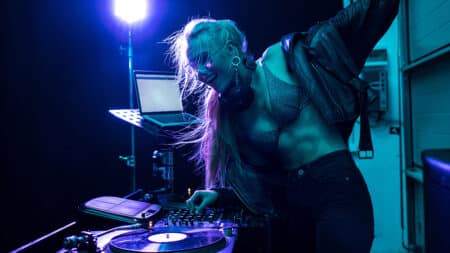 kadın dj cdj ile elektronik müzik yapıyor ve dans ediyor