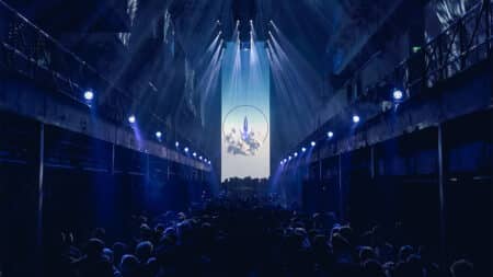 rave müziği konserinden bir görüntü ve afterlife gösterisi